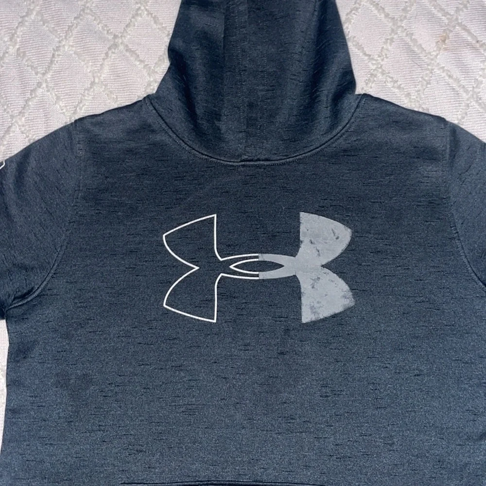 Under Armour Dark Gray hooded sweatshirt. Youth XL. Excellent condition